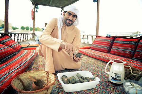 Der emiratische Guide erklärt die Tradition des Perlentauchens